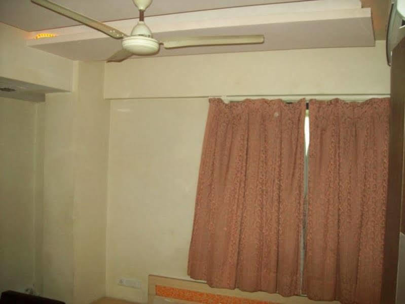 Hotel Kum Kum Adalaj Exterior photo